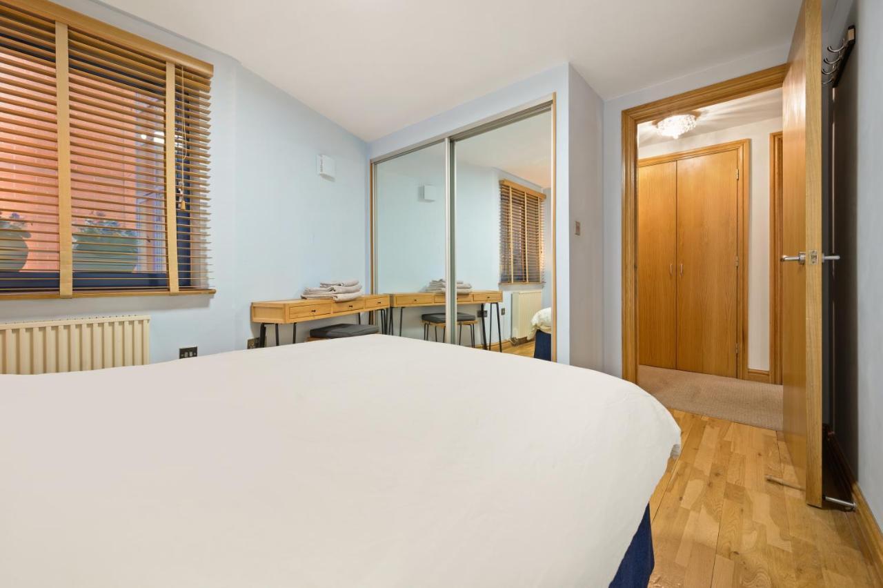 Lovely 2 Double Bedroom Flat With Patio Манчестър Екстериор снимка